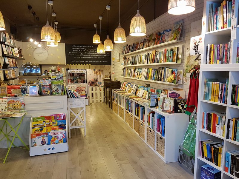 Llibreria Cuca de Llum en Esplugues de Llobregat. Librerías Infantiles con Encanto.