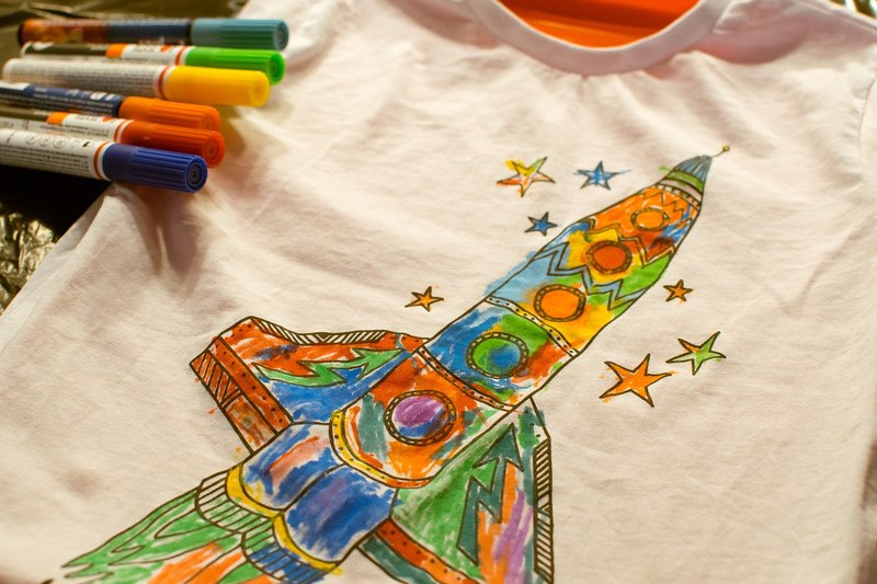Pintar ropa con niños Actividades Montessori Verano en Supertribus