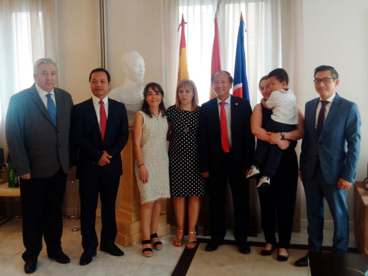 Natalia Díaz, de Puente con Vietnam, en la Embajada de Vietnam en Madrid (foto de Vovworld)